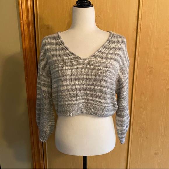 Urban Outfitters • Lyra Pullover V-Neck Sweater in Gray Stripe - Picture 3 of 14